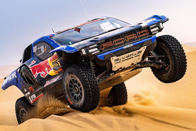 Ford Raptor T1+:«Ζωγραφίζει» στους αμμόλοφους του Dakar Rally