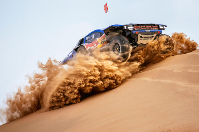 Ford Raptor T1+:«Ζωγραφίζει» στους αμμόλοφους του Dakar Rally