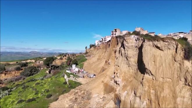 Σικελία: Ρήγμα μήκους 4 χλμ από κατολίσθηση- Σπίτια «γλιστρούν» στον γκρεμό