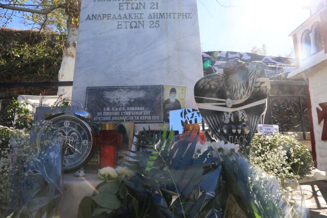 Το μνημείο των οπαδών του ΠΑΟΚ που έχασαν τη ζωή τους στα Τέμπη  