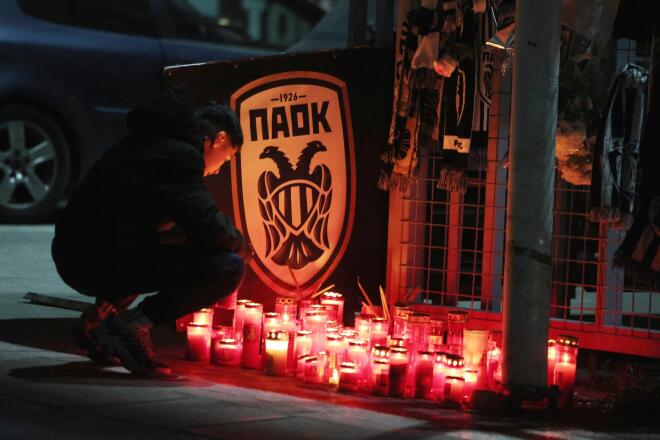 Φίλαθλοι του ΠΑΟΚ ανάβουν κεριά για τους επτά νεκρούς στην Τούμπα