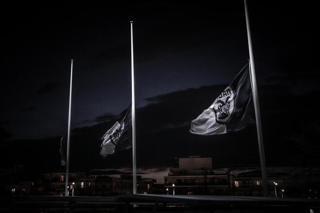 Μεσίστιες οι σημαίες έξω από το γήπεδο του ΠΑΟΚ