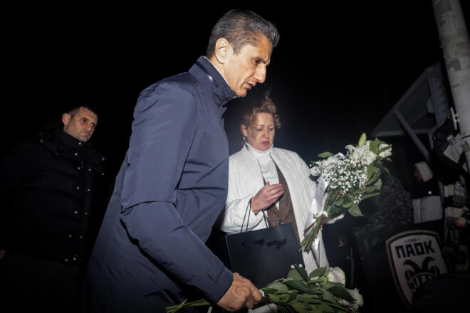 Ο προπονητής του ΠΑΟΚ Ραζβάν Λουτσέσκου αφήνει λίγα λουλούδια για τους νεκρούς φιλάθλους έξω από το γήπεδο στην Τούμπα
