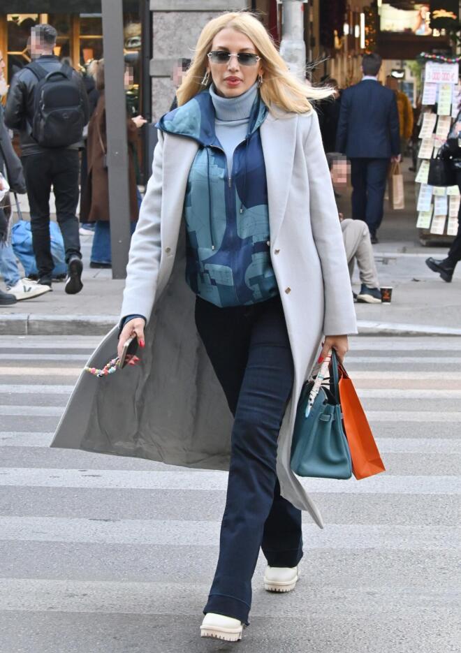Κωνσταντίνα Σπυροπούλου: Με casual chic outfit στο κέντρο της Αθήνας