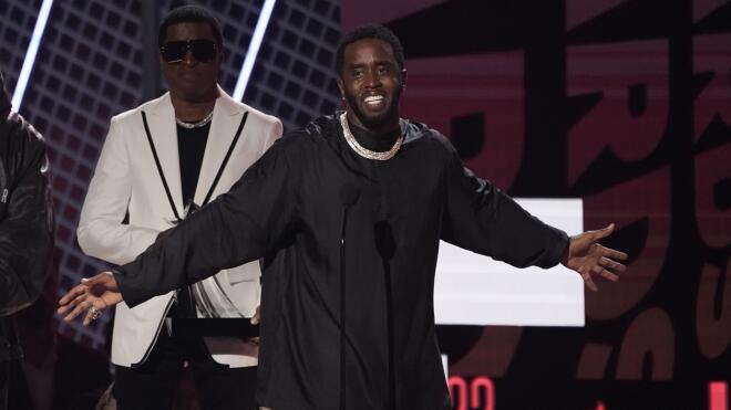 Ο Σον "Diddy" Κομπς αποδέχεται το βραβείο για τη συνολική προσφορά ζωής στα BET Awards το 2022, στο Microsoft Theater στο Λος Άντζελες / Φωτογραφία: Ap Images