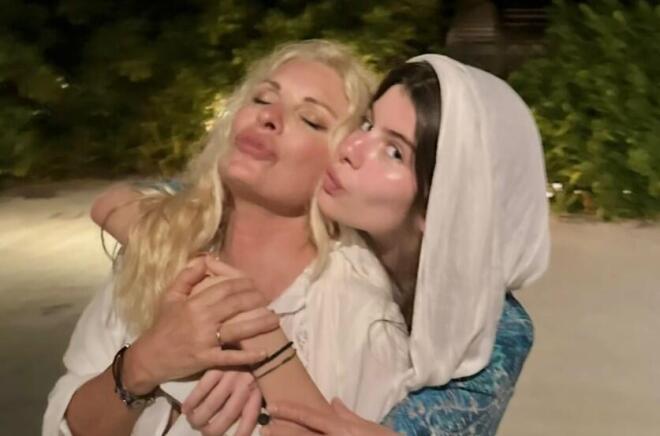 Ελένη Μενεγάκη: Δείχνει για πρώτη φορά την κόρη της, Βαλέρια - Έγινε 18!