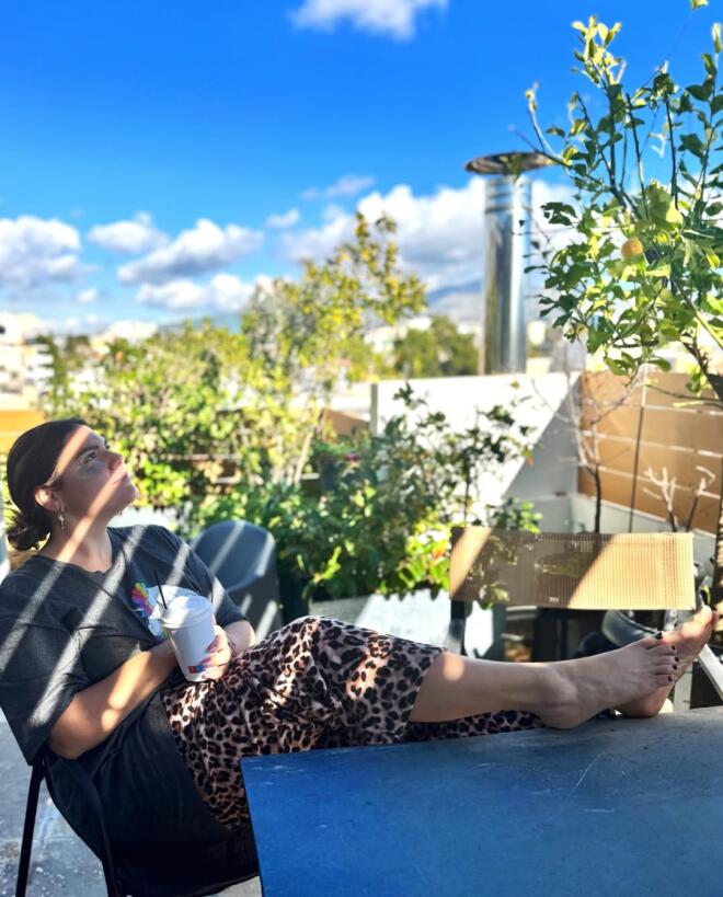 Δανάη Μπάρκα: Φωτογραφίζεται στο σπίτι της με το γνωστό outfit της ντροπής