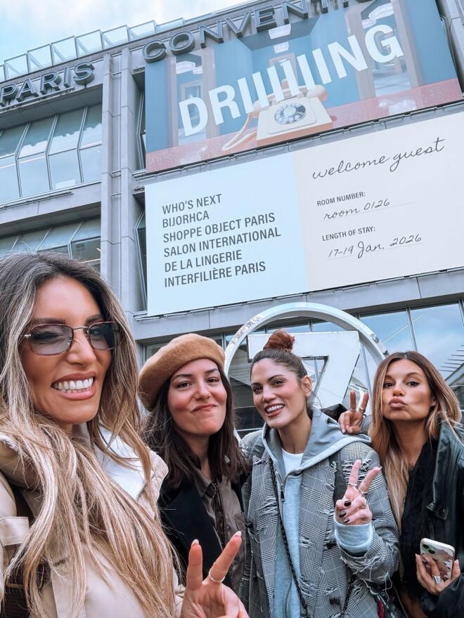 Πριν από λίγες ημέρες, η Αθηνά Οικονομάκου και η Μαίρη Συνατσάκη μαζί με τις συνεργάτιδές τους, ταξίδεψαν στο Παρίσι, συνδυάζοντας δουλειά και διασκέδαση / Φωτογραφία: Instagram.com