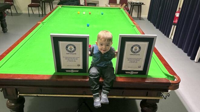 Αγόρι 2 ετών στο βιβλίο Γκίνες για σνούκερ