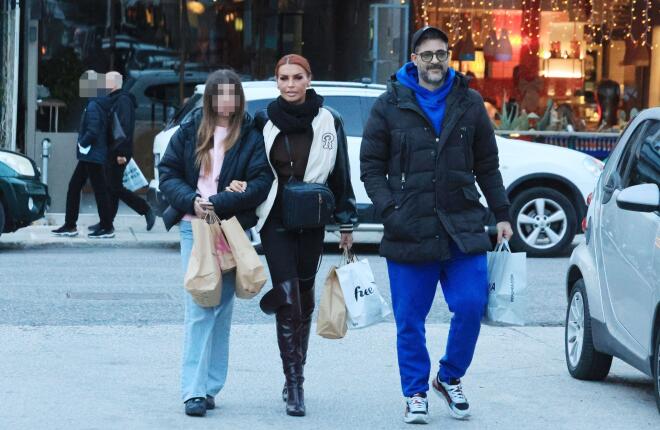 Η Νίνα Λοτσάρη με τον σύντροφό της, Χρήστο Λεμονίδη, και την κόρη της, Ερωφίλη / NDP Photo Agency - Νίκος Ζότος