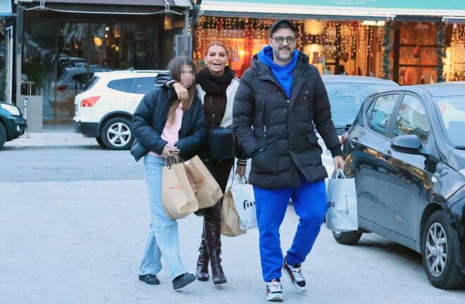 Η Νίνα Λοτσάρη με τον σύντροφό της, Χρήστο Λεμονίδη, και την κόρη της, Ερωφίλη / NDP Photo Agency - Νίκος Ζότος