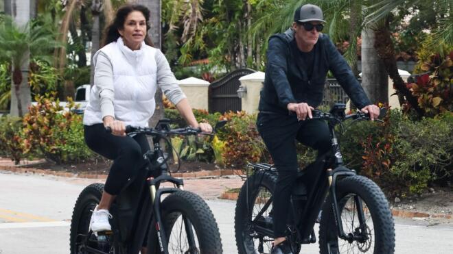 Σίντι Κρόφορντ: Σε άψοψη φόρμα στα 59 της χρόνια - Βόλτα με τον σύζυγό της