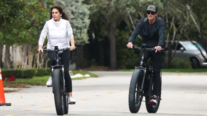 Σίντι Κρόφορντ: Σε άψοψη φόρμα στα 59 της χρόνια - Βόλτα με τον σύζυγό της