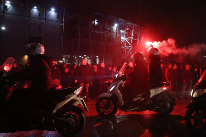 φίλαθλοι του ΠΑΟΚ συνοδεύουν τις επτά σορούς των φιλάθλων που σκοτώθηκαν στο τροχαίο στη Ρουμανία στο γήπεδο της Τούμπας 1