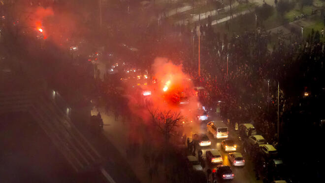 φίλαθλοι του ΠΑΟΚ συνοδεύουν τις επτά σορούς των φιλάθλων που σκοτώθηκαν στο τροχαίο στη Ρουμανία στο γήπεδο της Τούμπας 2
