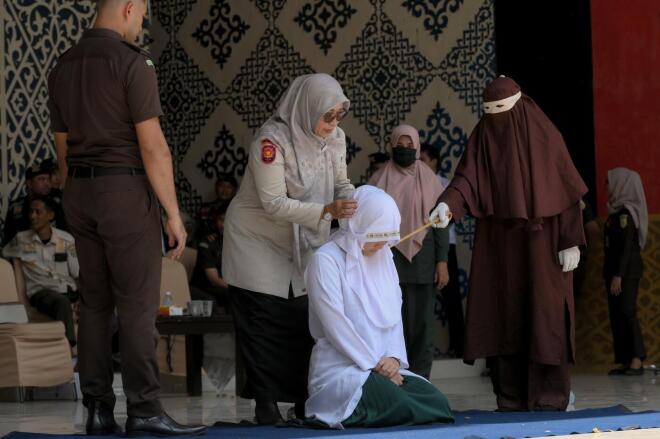 140 βουρδουλιές σε ανύπαντρο ζευγάρι στην Ινδονησία 1