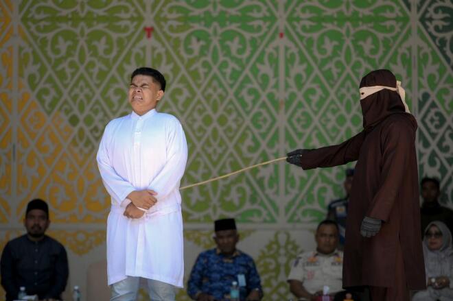 140 βουρδουλιές σε ανύπαντρο ζευγάρι στην Ινδονησία 3