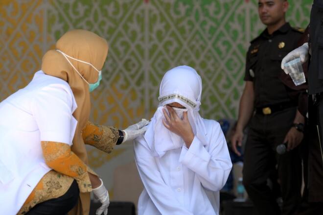 140 βουρδουλιές σε ανύπαντρο ζευγάρι στην Ινδονησία 4