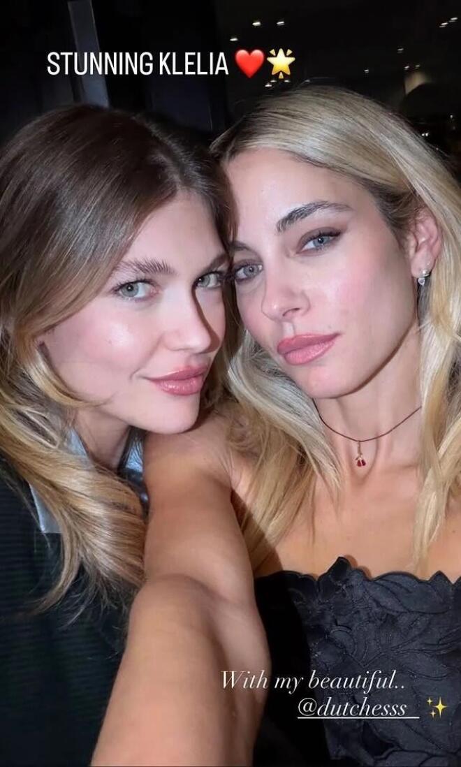 Δούκισσα Νομικού: Με μαύρο strapless maxi φόρεμα και δερμάτινες μπότες