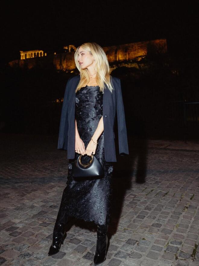 Δούκισσα Νομικού: Με μαύρο strapless maxi φόρεμα και δερμάτινες μπότες