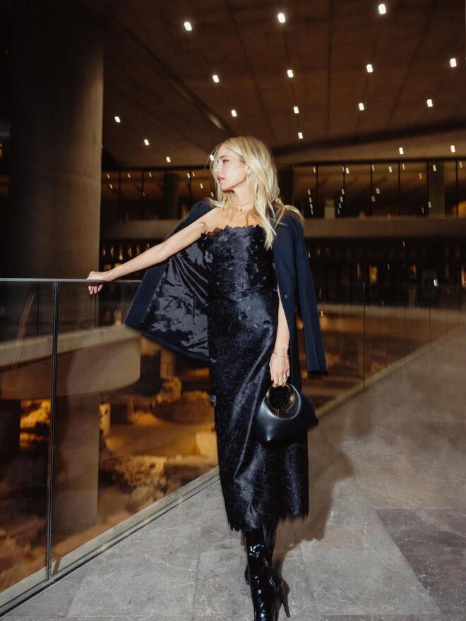 Δούκισσα Νομικού: Με μαύρο strapless maxi φόρεμα και δερμάτινες μπότες