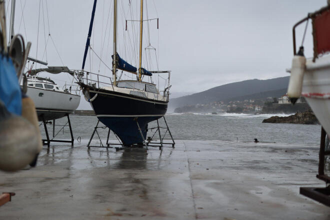 Η θάλασσα βγήκε στον δρόμο και στα σπίτια στον Αγιόκαμπο Λάρισας    