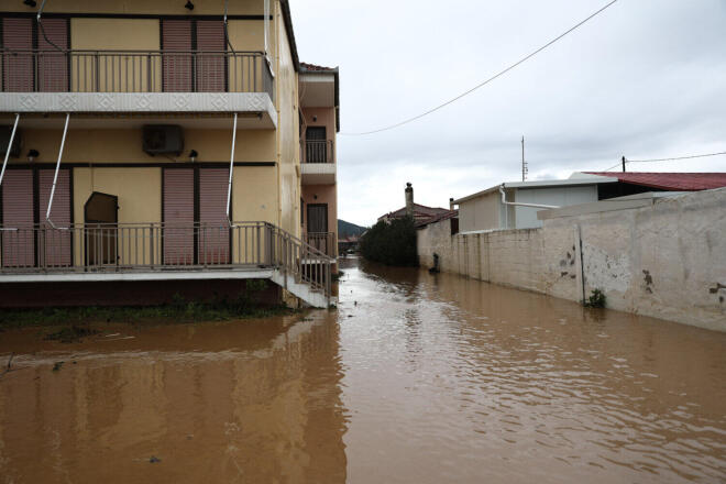 Κακοκαιρία: Η θάλασσα έφτασε στα σπίτια στον Αγιόκαμπο Λάρισας