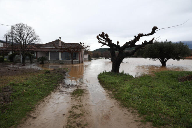 Κακοκαιρία: Η θάλασσα έφτασε στα σπίτια στον Αγιόκαμπο Λάρισας