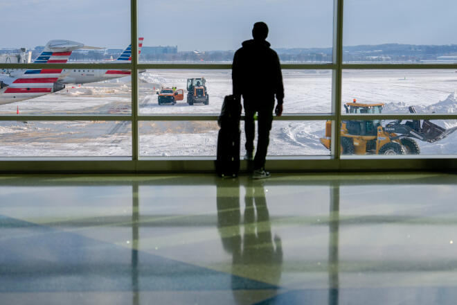 Επιβάτης σε αναμονή στο αεροδρόμιο της Ουάσινγκτον (AP Photo/Julia Demaree Nikhinson)Επιβάτης σε αναμονή στο αεροδρόμιο της Ουάσινγκτον (AP Photo/Julia Demaree Nikhinson)