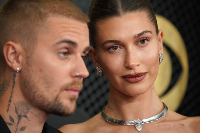 Justin και Hailey Bieber: Με «ICE OUT» καρφίτσες στα Grammys 2026