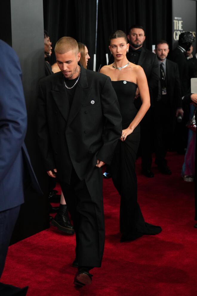 Justin και Hailey Bieber: Με «ICE OUT» καρφίτσες στα Grammys 2026
