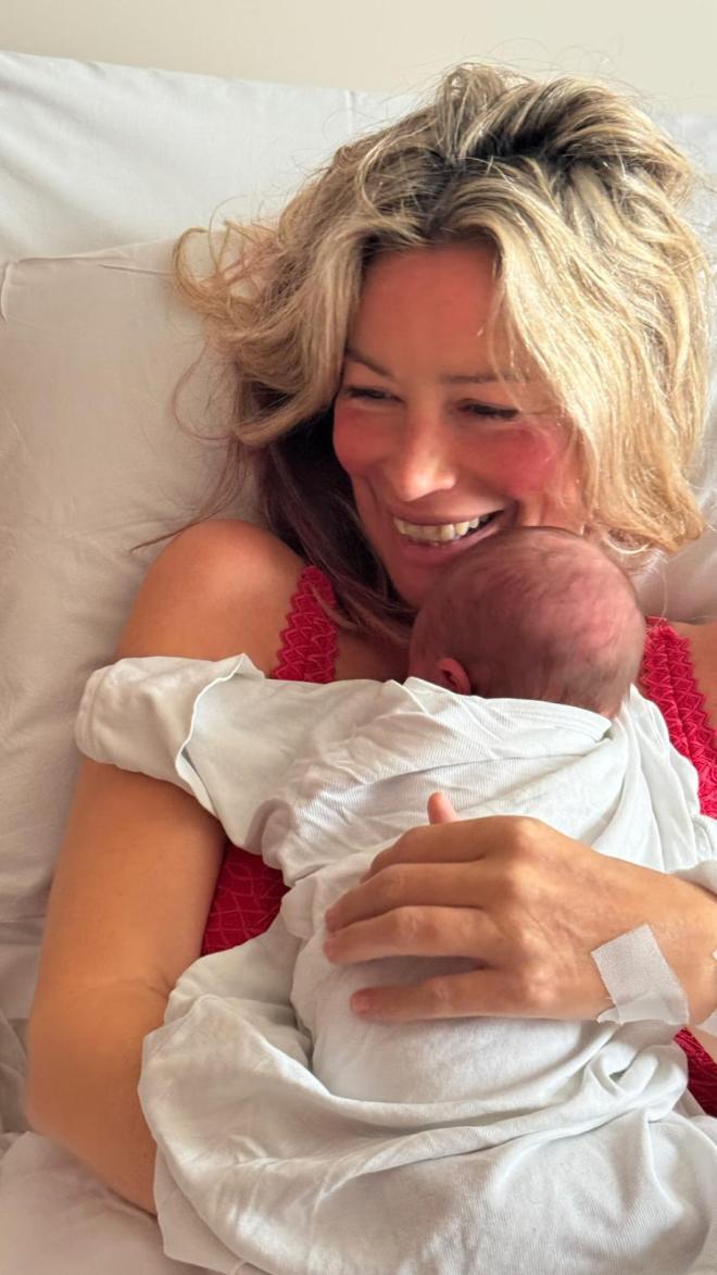 Η Άριελ Κωνσταντινίδη αγκαλιά με τη νεογέννητη κόρη της/ instagram