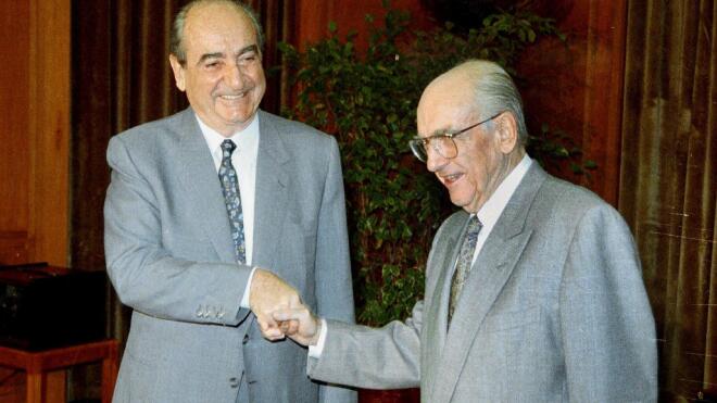 Ο Ανδρέας Παπανδρέου με τον Κωνσταντίνο Μητσοτάκη / Φωτογραφία: Associated Press