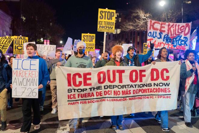 Διαδηλωτές με πανό ICE OUT