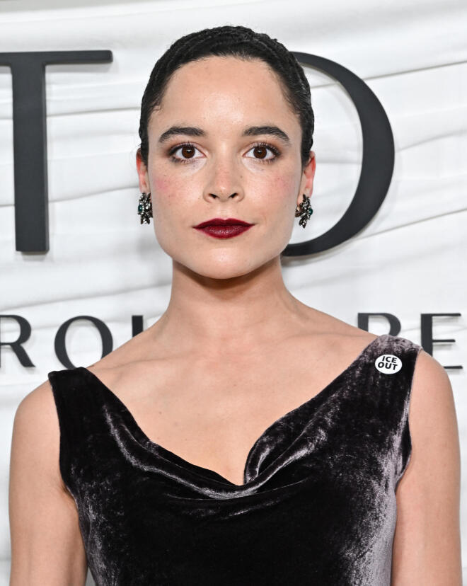 Τζουλιάνα Κάνφιλντ με καρφίτσα ICE OUT