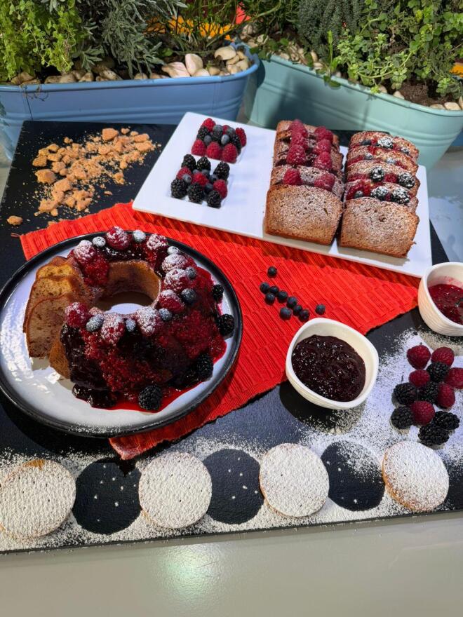 Εύκολη συνταγή για κέικ με γεύση μπισκότο και γλάσο από φρούτα του δάσους