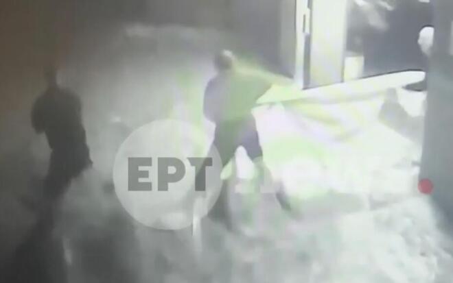 Κορωπί: Αστυνομικός διέσωσε ηλικιωμένο ζευγάρι με «σχοινί» από σεντόνια