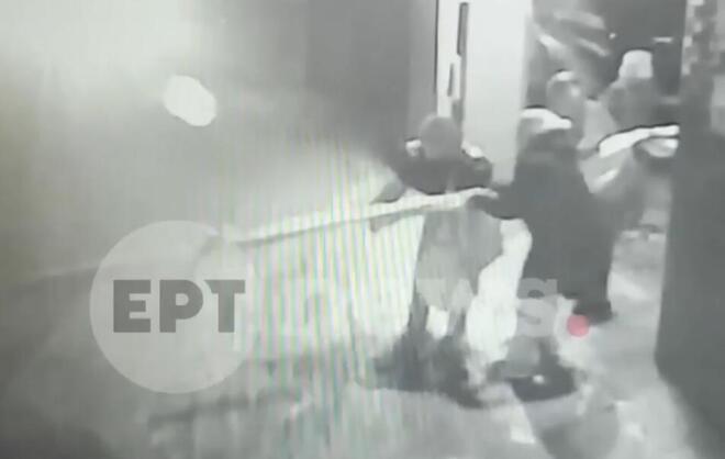 Κορωπί: Αστυνομικός διέσωσε ηλικιωμένο ζευγάρι με «σχοινί» από σεντόνια