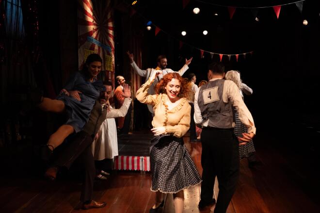 Η παράσταση «Σκοτώνουν τα άλογα όταν γεράσουν» στο θέατρο Εν Αθήναις