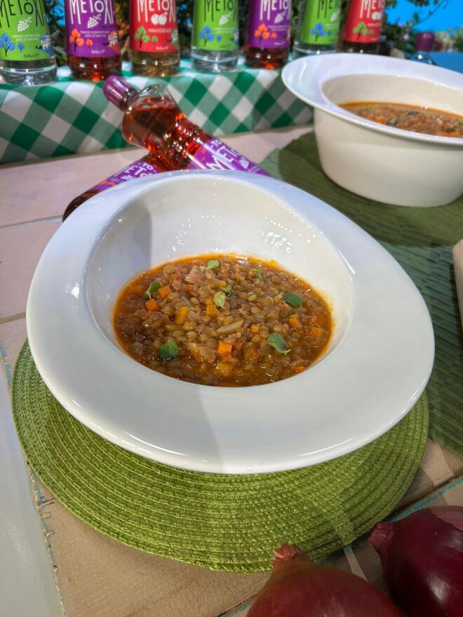 Παραδοσιακές φακές σούπα με σκορδόψωμο