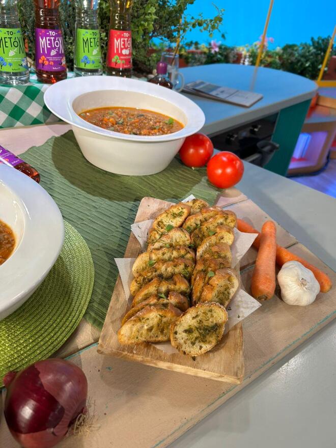 Παραδοσιακές φακές σούπα με σκορδόψωμο