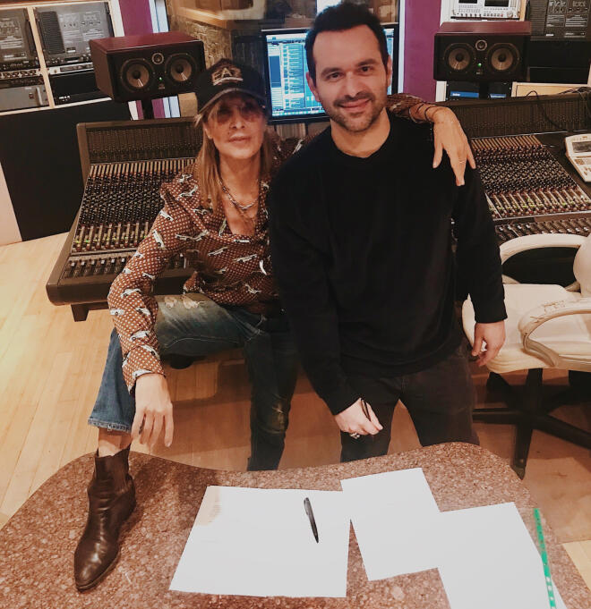 Η Αννα Βίσση με τον Γιώργο Αρσενάκο, CEO της Panik Records, το 2019