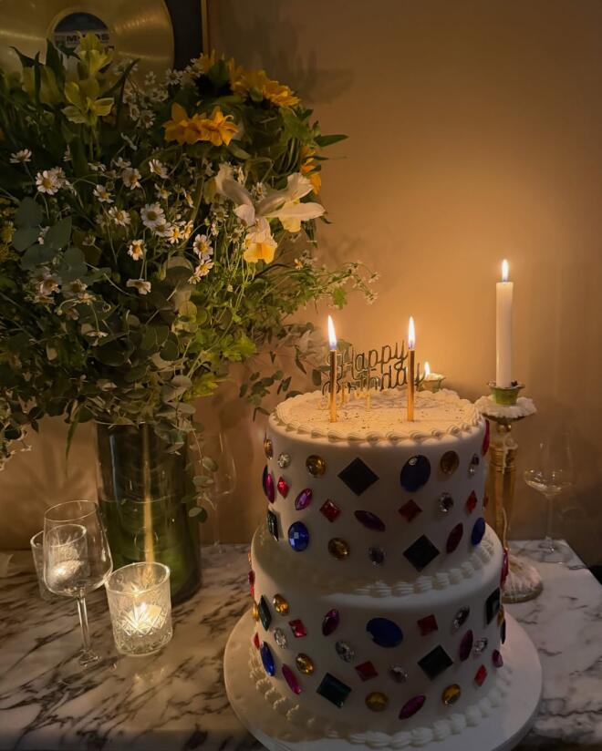 Παπαγεωργίου: Το Πάρτι Γενεθλίων & Το Φιλί Στον Σύντροφό Της