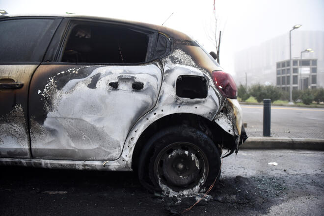 Αυτοκίνητα υπέστησαν ζημιές από τη ρίψη βομβών μολότοφ από αγνώστους στο ΑΠΘ - Intimenews