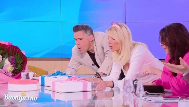 Γενέθλια-έκπληξη στο πλατό για τη Φαίη Σκορδά και τον Δημήτρη Ουγγαρέζο