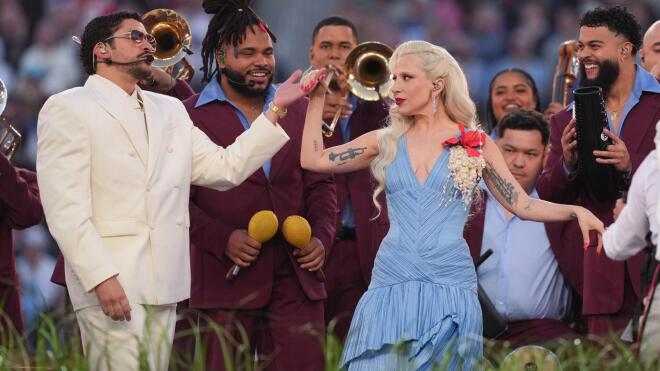 Ο Bad Bunny με τη Lady Gaga / Φωτογραφία: Ap images