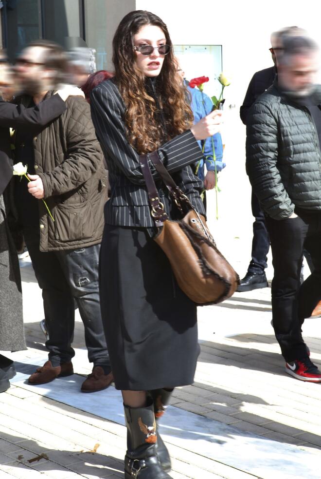 Η Φαίδρα Μπάρμπα με λουλούδια στα χέρια 