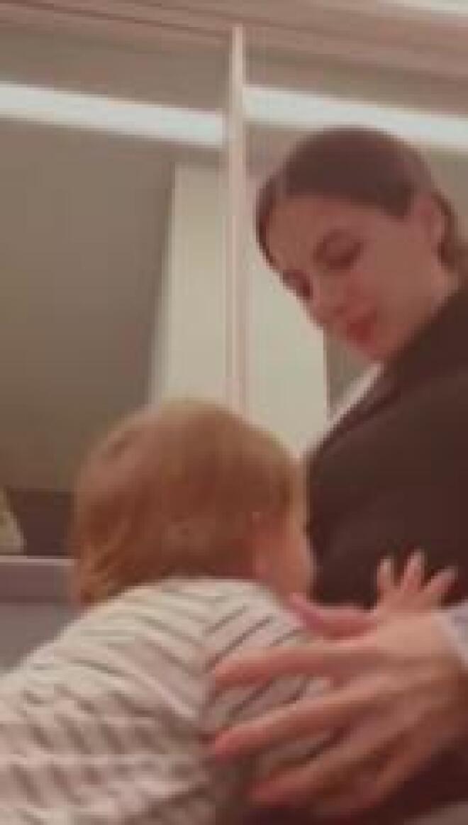 Ο μικρός Βασίλη φιλάει τη φουσκωμένη κοιλίτσα της μητέρας του, Αλεξάνδρας Νίκα