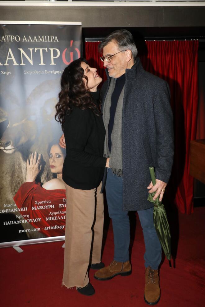 Μαρία Τζομπανάκη με τον σύζυγό της, Γιάννη Βάλβη στη θεατρική της πρεμιέρα Φλαντρώ, τον Ιανουάριο του 2026/ NDP ΕΛΛΗ ΠΟΥΠΟΥΛΙΔΟΥ