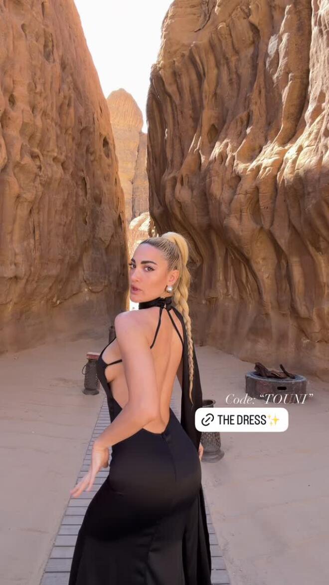 Η Ιωάννα Τούνη με αποκαλυπτικό φόρεμα στην έρημο της Σαουδικής Αραβίας/ instagram